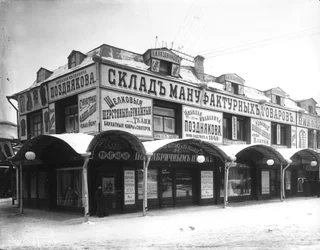 Der überdachte Markt von Apraxin Dvor, zwischen der Sadovaya-Straße und dem Fontanka-Kanal, St. Petersburg